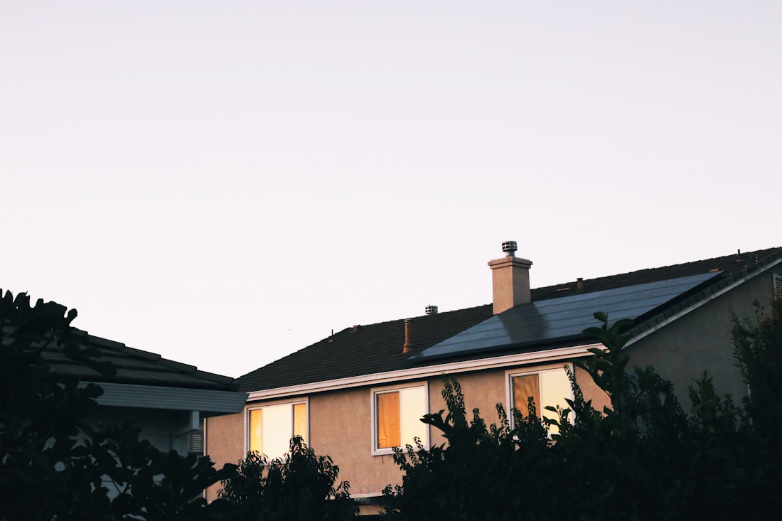 Vivienda con placas solares en el tejado a la luz del atardecer.