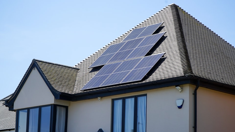 Placas solares instaladas en el tejado de una vivienda en España.